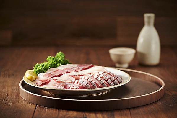 포토 JPG 스튜디오촬영 음식 주류 실내 어류 사람없음 회 신선 방어 안주 갈색배경 제철음식 국내포토 음료 백그라운드 내부 갈색 수중동물 제철 파일형식