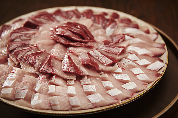 포토 JPG 스튜디오촬영 음식 실내 어류 근접촬영 사람없음 회 신선 방어 갈색배경 제철음식 국내포토 뷰포인트 백그라운드 내부 갈색 수중동물 제철 파일형식