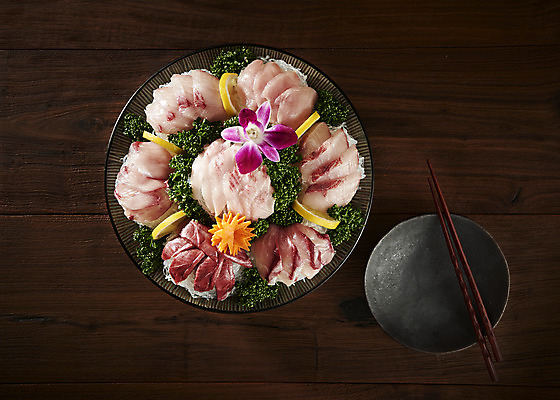 포토 JPG 스튜디오촬영 음식 실내 어류 사람없음 하이앵글 회 신선 방어 모듬회 갈색배경 제철음식 국내포토 뷰포인트 백그라운드 내부 갈색 수중동물 제철 파일형식