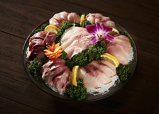 포토 JPG 스튜디오촬영 음식 실내 어류 사람없음 회 신선 방어 모듬회 갈색배경 제철음식 국내포토 백그라운드 내부 갈색 수중동물 제철 파일형식