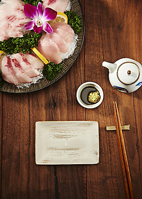 포토 JPG 스튜디오촬영 음식 주류 실내 어류 사람없음 하이앵글 회 신선 방어 안주 모듬회 갈색배경 제철음식 국내포토 음료 뷰포인트 백그라운드 내부 갈색 수중동물 제철 파일형식