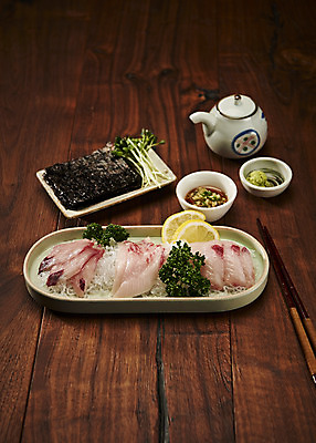 포토 JPG 스튜디오촬영 음식 술병 주류 실내 어류 사람없음 회 신선 방어 김 고추냉이 간장 쌈장 갈색배경 제철음식 국내포토 음료 백그라운드 병_용기 내부 갈색 수중동물 양념 해조류 제철 파일형식