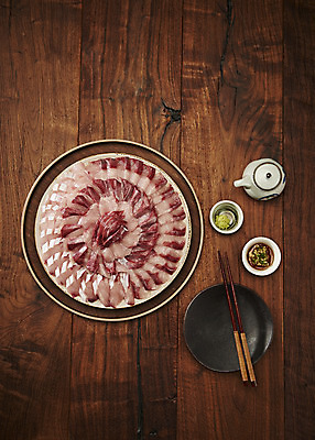 포토 JPG 스튜디오촬영 음식 술잔 주류 실내 어류 사람없음 하이앵글 회 신선 방어 모듬회 갈색배경 제철음식 국내포토 음료 뷰포인트 백그라운드 잔 내부 갈색 수중동물 제철 파일형식