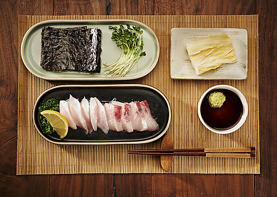 포토 JPG 스튜디오촬영 음식 실내 어류 사람없음 하이앵글 회 신선 방어 김 무순 묵은지 갈색배경 제철음식 국내포토 뷰포인트 백그라운드 김치 내부 갈색 수중동물 해조류 새싹채소 제철 파일형식