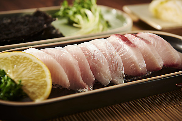 포토 JPG 스튜디오촬영 음식 실내 어류 근접촬영 사람없음 회 신선 방어 레몬 무순 갈색배경 제철음식 국내포토 뷰포인트 백그라운드 과일 내부 갈색 수중동물 새싹채소 제철 파일형식