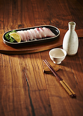 포토 JPG 스튜디오촬영 음식 술잔 실내 어류 사람없음 회 신선 방어 레몬 갈색배경 제철음식 국내포토 백그라운드 과일 잔 내부 갈색 수중동물 제철 파일형식