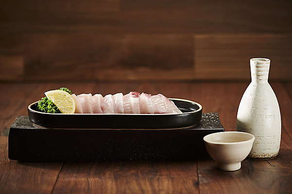 포토 JPG 스튜디오촬영 음식 술잔 실내 어류 사람없음 회 신선 방어 레몬 갈색배경 제철음식 국내포토 백그라운드 과일 잔 내부 갈색 수중동물 제철 파일형식