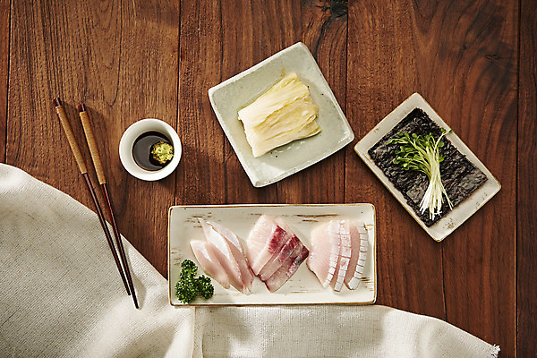 포토 JPG 스튜디오촬영 음식 실내 어류 사람없음 하이앵글 회 신선 방어 고추냉이 간장 무순 묵은지 갈색배경 제철음식 국내포토 뷰포인트 백그라운드 김치 내부 갈색 수중동물 양념 새싹채소 제철 파일형식