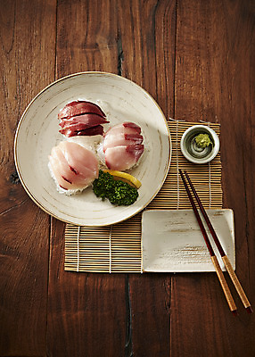 포토 JPG 스튜디오촬영 음식 실내 어류 사람없음 하이앵글 회 신선 방어 고추냉이 간장 모듬회 갈색배경 제철음식 국내포토 뷰포인트 백그라운드 내부 갈색 수중동물 양념 제철 파일형식