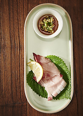 포토 JPG 스튜디오촬영 음식 실내 어류 사람없음 하이앵글 회 신선 방어 레몬 쌈장 갈색배경 제철음식 국내포토 뷰포인트 백그라운드 과일 내부 갈색 수중동물 양념 제철 파일형식