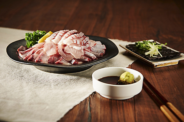 포토 JPG 스튜디오촬영 음식 실내 어류 사람없음 회 신선 방어 고추냉이 레몬 간장 모듬회 갈색배경 제철음식 국내포토 백그라운드 과일 내부 갈색 수중동물 양념 제철 파일형식