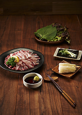 포토 JPG 스튜디오촬영 음식 실내 어류 사람없음 회 신선 방어 고추냉이 레몬 쌈 간장 모듬회 갈색배경 제철음식 국내포토 백그라운드 과일 내부 갈색 수중동물 양념 제철 파일형식