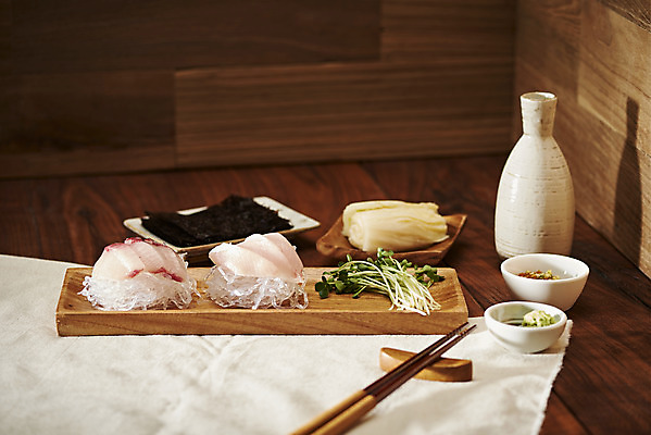 포토 JPG 스튜디오촬영 음식 술잔 주류 실내 어류 사람없음 회 신선 방어 무순 갈색배경 제철음식 국내포토 음료 백그라운드 잔 내부 갈색 수중동물 새싹채소 제철 파일형식