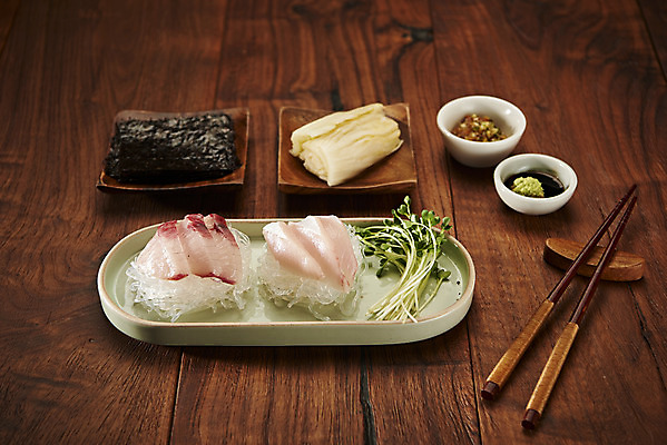 포토 JPG 스튜디오촬영 음식 실내 어류 사람없음 회 신선 방어 간장 무순 묵은지 갈색배경 제철음식 국내포토 백그라운드 김치 내부 갈색 수중동물 양념 새싹채소 제철 파일형식