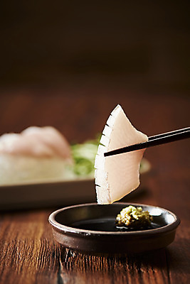 포토 JPG 스튜디오촬영 음식 젓가락 실내 어류 근접촬영 사람없음 회 신선 방어 고추냉이 간장 갈색배경 제철음식 국내포토 뷰포인트 백그라운드 수저 내부 갈색 수중동물 양념 제철 파일형식
