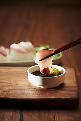 포토 JPG 스튜디오촬영 음식 젓가락 실내 어류 근접촬영 사람없음 회 신선 방어 고추냉이 간장 갈색배경 제철음식 국내포토 뷰포인트 백그라운드 수저 내부 갈색 수중동물 양념 제철 파일형식