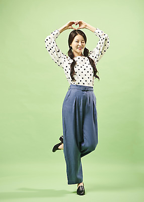 포토 JPG 스튜디오촬영 전신 여자 포즈 모션 실내 윙크 한명 서기 미소 사람 20대 성인 앞모습 유행 한국인 하트 복고 손하트 다리들기 성인여자한명만 뉴트로 민트색배경 국내포토 모양 1 뷰포인트 백그라운드 표정 동양인 손짓 청년 내부 민트색 여자한명만 성인여자만 파일형식