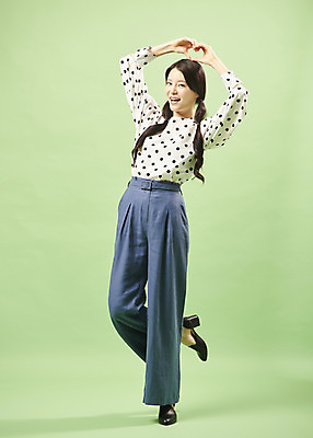 포토 JPG 스튜디오촬영 전신 여자 포즈 모션 실내 한명 서기 미소 사람 20대 성인 앞모습 유행 물방울무늬 한국인 하트 복고 손하트 다리들기 성인여자한명만 뉴트로 민트색배경 국내포토 모양 1 뷰포인트 백그라운드 무늬 표정 동양인 손짓 청년 내부 민트색 여자한명만 성인여자만 파일형식