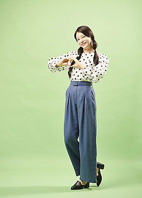 포토 JPG 스튜디오촬영 전신 여자 포즈 컨셉 실내 한명 서기 미소 20대 성인 앞모습 유행 한국인 복고 손하트 뉴트로 민트색배경 국내포토 1 뷰포인트 백그라운드 모션 표정 사람 동양인 손짓 청년 내부 민트색 파일형식