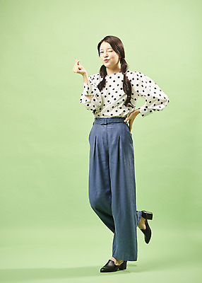 포토 JPG 스튜디오촬영 전신 여자 허리손 포즈 모션 실내 윙크 한명 서기 사람 20대 성인 앞모습 유행 한국인 복고 손하트 다리들기 성인여자한명만 뉴트로 민트색배경 국내포토 1 뷰포인트 백그라운드 표정 동양인 손짓 청년 내부 민트색 여자한명만 성인여자만 파일형식