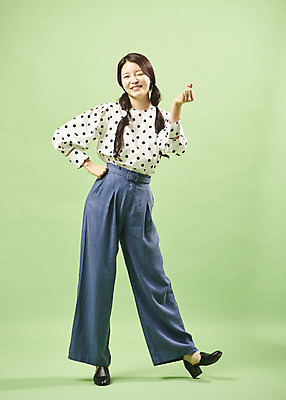 포토 JPG 스튜디오촬영 전신 여자 허리손 포즈 모션 실내 윙크 한명 서기 미소 사람 20대 성인 앞모습 유행 한국인 복고 손하트 성인여자한명만 뉴트로 민트색배경 국내포토 1 뷰포인트 백그라운드 표정 동양인 손짓 청년 내부 민트색 여자한명만 성인여자만 파일형식