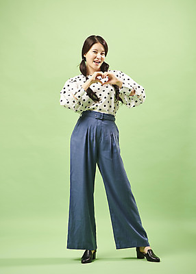 포토 JPG 스튜디오촬영 전신 여자 포즈 컨셉 실내 한명 서기 미소 사람 20대 성인 앞모습 유행 한국인 복고 손하트 성인여자한명만 뉴트로 민트색배경 국내포토 1 뷰포인트 백그라운드 모션 표정 동양인 손짓 청년 내부 민트색 여자한명만 성인여자만 파일형식