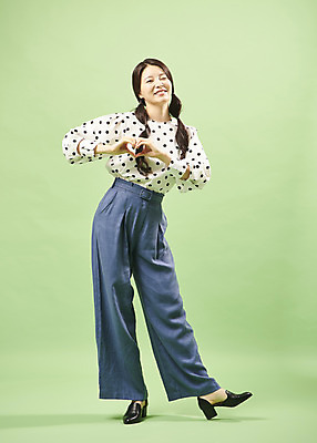 포토 JPG 스튜디오촬영 전신 여자 포즈 실내 윙크 한명 서기 미소 사람 20대 성인 앞모습 유행 한국인 복고 손하트 성인여자한명만 뉴트로 민트색배경 국내포토 1 뷰포인트 백그라운드 모션 표정 동양인 손짓 청년 내부 민트색 여자한명만 성인여자만 파일형식