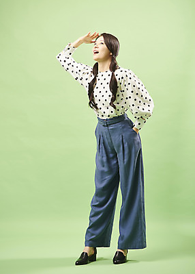 포토 JPG 스튜디오촬영 전신 응시 여자 포즈 실내 한명 서기 사람 손짓 20대 성인 앞모습 유행 한국인 복고 주머니손 성인여자한명만 뉴트로 민트색배경 국내포토 1 시선 뷰포인트 백그라운드 모션 동양인 청년 내부 민트색 여자한명만 성인여자만 파일형식