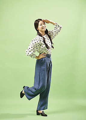 포토 JPG 스튜디오촬영 전신 여자 허리손 포즈 실내 한명 서기 미소 사람 손짓 20대 성인 앞모습 유행 한국인 복고 다리들기 성인여자한명만 뉴트로 민트색배경 국내포토 1 뷰포인트 백그라운드 모션 표정 동양인 청년 내부 민트색 여자한명만 성인여자만 파일형식