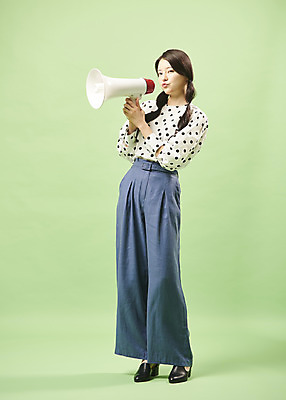 포토 JPG 스튜디오촬영 전신 여자 포즈 실내 한명 서기 들기 사람 20대 성인 앞모습 유행 확성기 한국인 오브젝트 복고 성인여자한명만 뉴트로 민트색배경 국내포토 1 뷰포인트 백그라운드 모션 동양인 청년 내부 민트색 여자한명만 성인여자만 파일형식