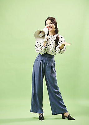 포토 JPG 스튜디오촬영 전신 여자 포즈 실내 한명 서기 미소 들기 사람 손짓 20대 성인 앞모습 유행 확성기 한국인 오브젝트 복고 성인여자한명만 뉴트로 민트색배경 국내포토 1 뷰포인트 백그라운드 모션 표정 동양인 청년 내부 민트색 여자한명만 성인여자만 파일형식