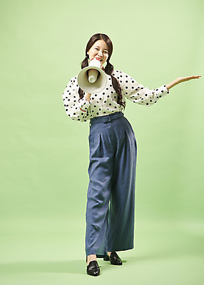 포토 JPG 스튜디오촬영 전신 여자 포즈 실내 한명 서기 미소 들기 사람 손짓 20대 성인 앞모습 유행 확성기 한국인 오브젝트 복고 성인여자한명만 뉴트로 민트색배경 국내포토 1 뷰포인트 백그라운드 모션 표정 동양인 청년 내부 민트색 여자한명만 성인여자만 파일형식