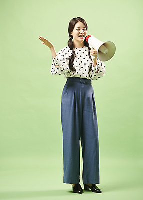 포토 JPG 스튜디오촬영 전신 여자 포즈 실내 한명 서기 미소 들기 사람 손짓 20대 성인 앞모습 유행 확성기 한국인 오브젝트 복고 성인여자한명만 뉴트로 민트색배경 국내포토 1 뷰포인트 백그라운드 모션 표정 동양인 청년 내부 민트색 여자한명만 성인여자만 파일형식