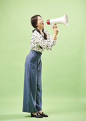 포토 JPG 스튜디오촬영 전신 여자 포즈 실내 한명 서기 들기 사람 20대 성인 옆모습 유행 확성기 외침 한국인 오브젝트 복고 성인여자한명만 뉴트로 민트색배경 국내포토 1 뷰포인트 백그라운드 모션 동양인 청년 내부 소리 민트색 여자한명만 성인여자만 파일형식