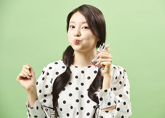 포토 JPG 스튜디오촬영 응시 여자 포즈 디저트 실내 한명 서기 들기 사람 상반신 20대 성인 앞모습 유행 한국인 물기 즐거움 복고 군것질 불량식품 성인여자한명만 뉴트로 민트색배경 국내포토 1 시선 감정 음식 뷰포인트 백그라운드 모션 동양인 청년 내부 민트색 여자한명만 성인여자만 파일형식