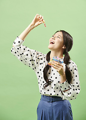 포토 JPG 스튜디오촬영 모양 응시 여자 포즈 실내 입벌림 한명 서기 웃음 들기 사람 상반신 20대 성인 앞모습 유행 한국인 즐거움 복고 젤리 지렁이 성인여자한명만 뉴트로 민트색배경 국내포토 1 시선 감정 뷰포인트 백그라운드 모션 디저트 표정 동양인 청년 내부 민트색 여자한명만 성인여자만 파일형식