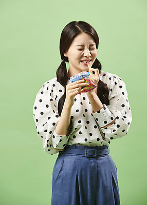 포토 JPG 스튜디오촬영 모양 여자 포즈 실내 한명 서기 들기 사람 상반신 20대 성인 앞모습 유행 눈감음 한국인 먹기 즐거움 복고 젤리 지렁이 성인여자한명만 뉴트로 민트색배경 맛있는 국내포토 1 감정 뷰포인트 백그라운드 모션 디저트 동양인 청년 내부 민트색 여자한명만 성인여자만 파일형식