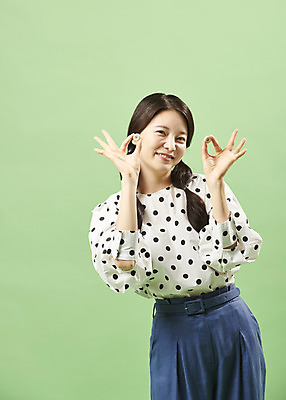 포토 JPG 스튜디오촬영 여자 포즈 실내 사탕 한명 서기 웃음 들기 사람 상반신 20대 성인 앞모습 유행 귀여움 한국인 복고 휘파람 성인여자한명만 뉴트로 민트색배경 국내포토 1 뷰포인트 백그라운드 컨셉 모션 디저트 표정 동양인 청년 내부 민트색 여자한명만 성인여자만 파일형식