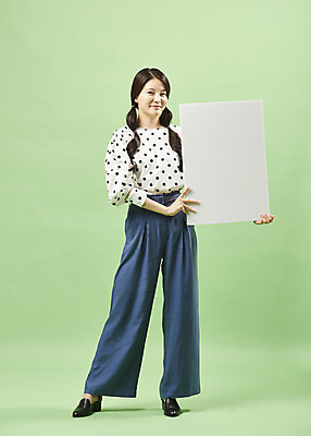 포토 JPG 스튜디오촬영 전신 배너 여자 포즈 실내 한명 서기 미소 들기 사람 20대 성인 앞모습 유행 한국인 복고 합성 성인여자한명만 뉴트로 민트색배경 국내포토 1 뷰포인트 백그라운드 모션 표정 동양인 청년 내부 민트색 여자한명만 성인여자만 파일형식