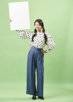 포토 JPG 스튜디오촬영 전신 배너 여자 허리손 포즈 실내 한명 서기 미소 들기 사람 20대 성인 앞모습 유행 한국인 복고 합성 성인여자한명만 뉴트로 민트색배경 국내포토 1 뷰포인트 백그라운드 모션 표정 동양인 청년 내부 민트색 여자한명만 성인여자만 파일형식