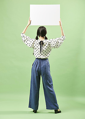 포토 JPG 스튜디오촬영 전신 배너 여자 포즈 실내 한명 서기 들기 사람 20대 성인 뒷모습 연두색 한국인 복고 합성 성인여자한명만 뉴트로 민트색배경 국내포토 1 뷰포인트 백그라운드 모션 동양인 청년 내부 초록색 민트색 여자한명만 성인여자만 파일형식