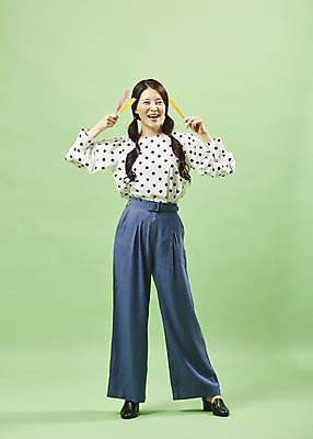 포토 JPG 스튜디오촬영 전신 여자 포즈 실내 막대사탕 사탕 한명 서기 웃음 들기 사람 20대 성인 앞모습 유행 귀여움 한국인 복고 성인여자한명만 뉴트로 민트색배경 국내포토 1 뷰포인트 백그라운드 컨셉 모션 디저트 표정 동양인 청년 내부 민트색 여자한명만 성인여자만 파일형식