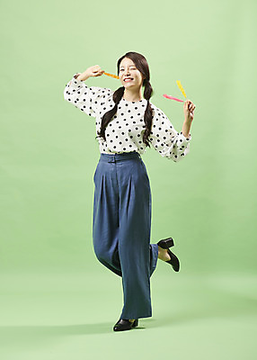 포토 JPG 스튜디오촬영 전신 여자 포즈 실내 막대사탕 사탕 한명 서기 웃음 들기 사람 20대 성인 앞모습 유행 귀여움 한국인 복고 다리들기 성인여자한명만 뉴트로 민트색배경 국내포토 1 뷰포인트 백그라운드 컨셉 모션 디저트 표정 동양인 청년 내부 민트색 여자한명만 성인여자만 파일형식
