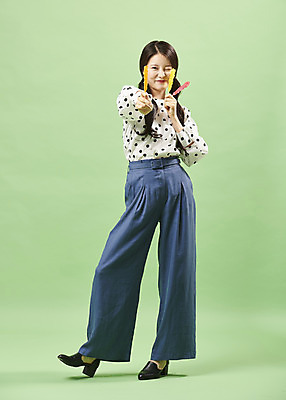 포토 JPG 스튜디오촬영 전신 여자 포즈 실내 막대사탕 사탕 윙크 한명 서기 들기 사람 20대 성인 앞모습 유행 귀여움 한국인 복고 성인여자한명만 뉴트로 민트색배경 국내포토 1 뷰포인트 백그라운드 컨셉 모션 디저트 표정 동양인 청년 내부 민트색 여자한명만 성인여자만 파일형식