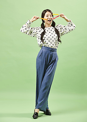 포토 JPG 스튜디오촬영 전신 여자 포즈 실내 막대사탕 사탕 한명 서기 웃음 들기 사람 20대 성인 앞모습 유행 귀여움 한국인 복고 성인여자한명만 뉴트로 민트색배경 국내포토 1 뷰포인트 백그라운드 컨셉 모션 디저트 표정 동양인 청년 내부 민트색 여자한명만 성인여자만 파일형식