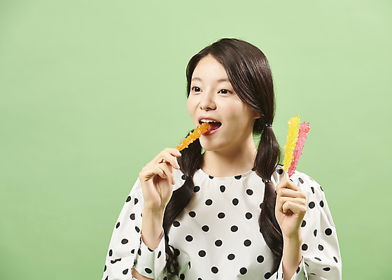포토 JPG 스튜디오촬영 여자 포즈 실내 막대사탕 사탕 한명 서기 들기 사람 상반신 20대 성인 앞모습 유행 귀여움 한국인 먹기 복고 성인여자한명만 뉴트로 민트색배경 맛있는 국내포토 1 뷰포인트 백그라운드 컨셉 모션 디저트 동양인 청년 내부 민트색 여자한명만 성인여자만 파일형식