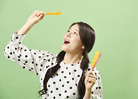 포토 JPG 스튜디오촬영 응시 여자 포즈 실내 막대사탕 사탕 한명 서기 웃음 들기 사람 상반신 20대 성인 앞모습 유행 귀여움 한국인 복고 성인여자한명만 뉴트로 민트색배경 국내포토 1 시선 뷰포인트 백그라운드 컨셉 모션 디저트 표정 동양인 청년 내부 민트색 여자한명만 성인여자만 파일형식