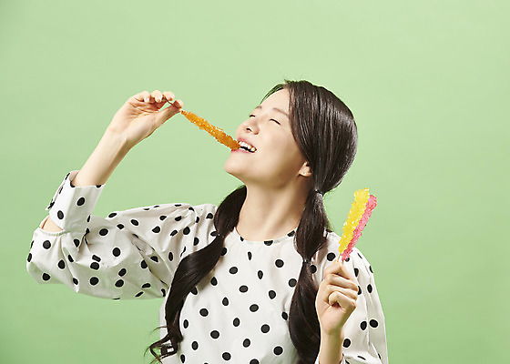 포토 JPG 스튜디오촬영 여자 포즈 실내 막대사탕 사탕 한명 서기 들기 사람 상반신 20대 성인 앞모습 유행 귀여움 눈감음 한국인 먹기 복고 성인여자한명만 뉴트로 민트색배경 맛있는 국내포토 1 뷰포인트 백그라운드 컨셉 모션 디저트 동양인 청년 내부 민트색 여자한명만 성인여자만 파일형식