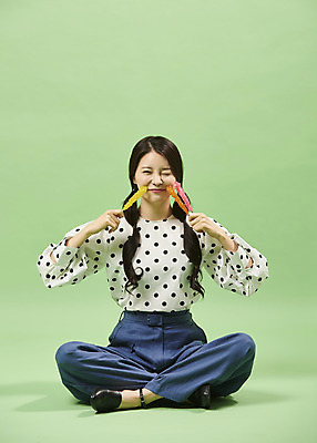 포토 JPG 스튜디오촬영 전신 여자 포즈 실내 막대사탕 사탕 윙크 한명 미소 들기 사람 앉기 20대 성인 앞모습 유행 귀여움 한국인 복고 성인여자한명만 뉴트로 민트색배경 국내포토 1 뷰포인트 백그라운드 컨셉 모션 디저트 표정 동양인 청년 내부 민트색 여자한명만 성인여자만 파일형식