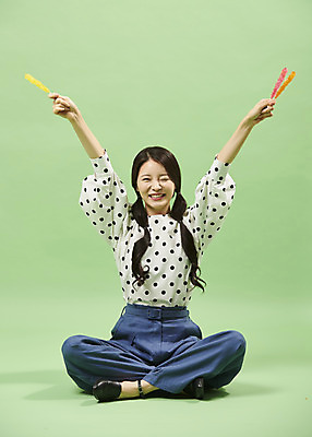 포토 JPG 스튜디오촬영 전신 여자 포즈 실내 막대사탕 사탕 윙크 한명 웃음 들기 사람 앉기 20대 성인 앞모습 유행 귀여움 한국인 복고 성인여자한명만 뉴트로 민트색배경 국내포토 1 뷰포인트 백그라운드 컨셉 모션 디저트 표정 동양인 청년 내부 민트색 여자한명만 성인여자만 파일형식